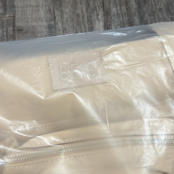 BÉIS sport duffle in beige NWT & still in original packaging (sold out online) - Picture 11 of 12